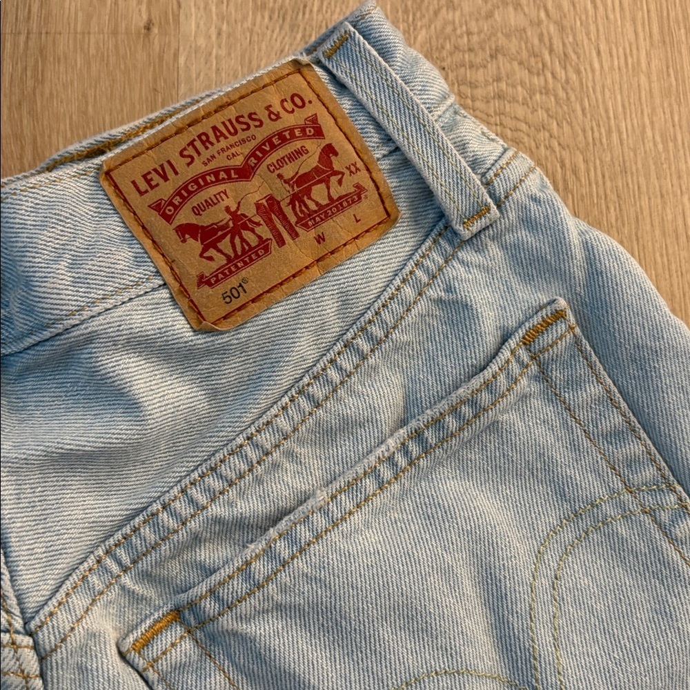 LEVI’S 501 light wash denim shorts size 24 blue raw hem button fly high rise - Picture 6 of 9
